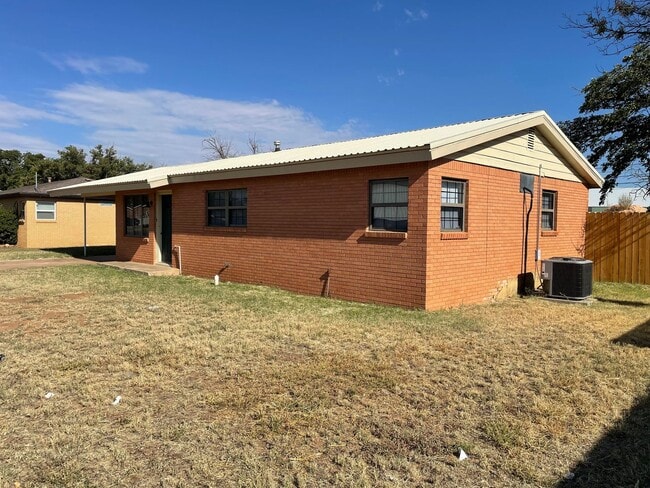 Building Photo - Cozy City Charm – 3-Bed, 1-Bath Home in La...
