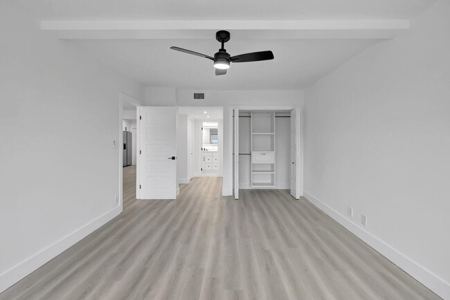 Building Photo - 3050 N Palm Aire Dr