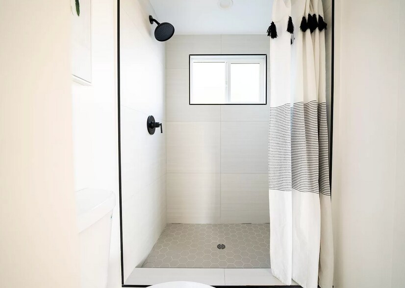 Building Photo - 2681 Roseview Ave