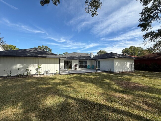 Building Photo - 15714 Torry Pines Rd