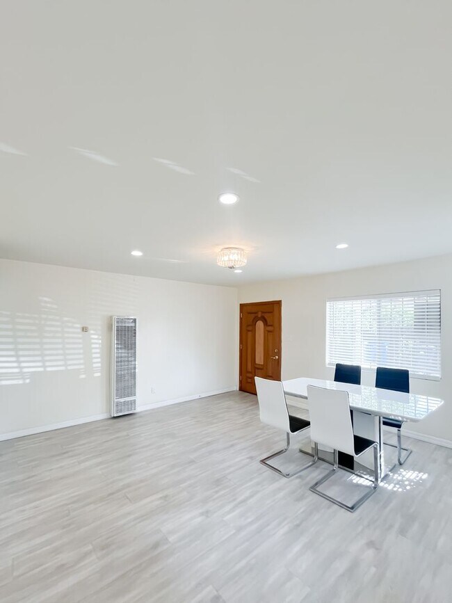 Building Photo - 807 Wilton Pl