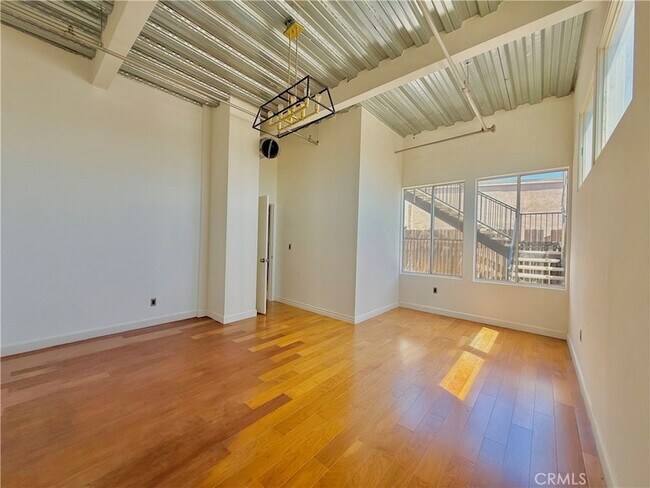 Building Photo - 312 W 5th St