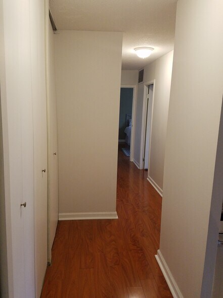 Building Photo - 111 S Baybrook Dr