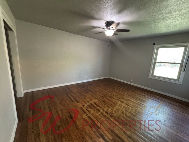 Building Photo - Large 3 bedroom 1 bath close to everything!