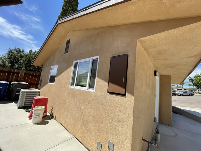 Building Photo - 703 W College St