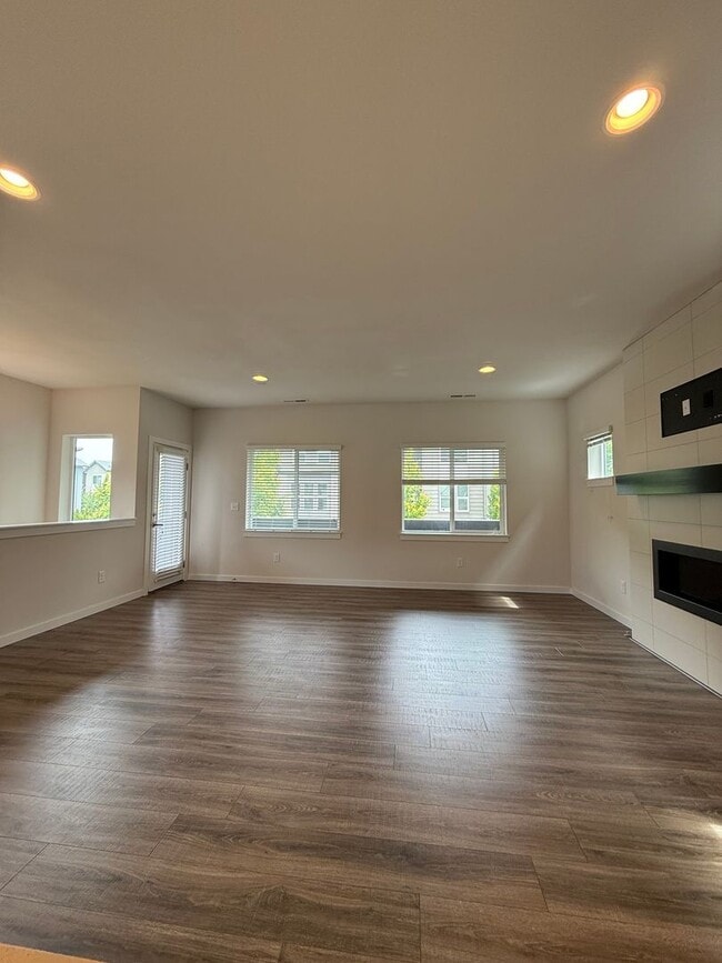 Building Photo - Spacious 3BR Home in Arcadia Terrace