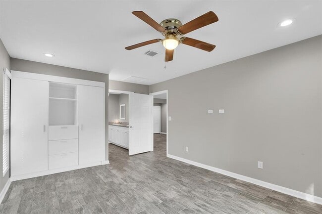 Building Photo - 3555 Balboa Cir