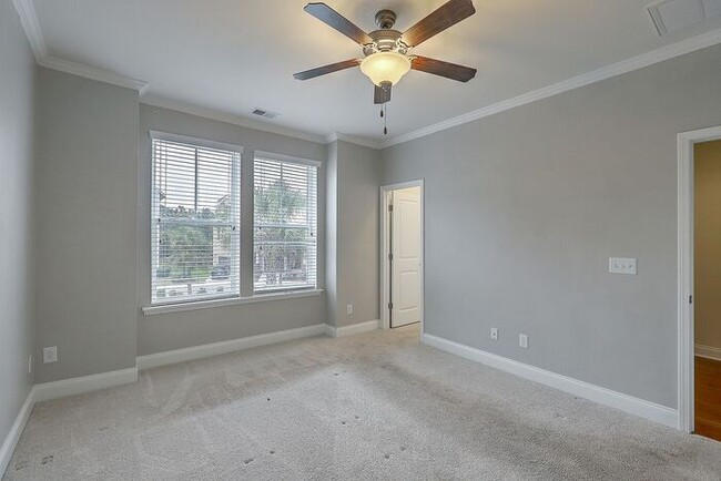 Building Photo - Spacious Mt. Pleasant Townhome!