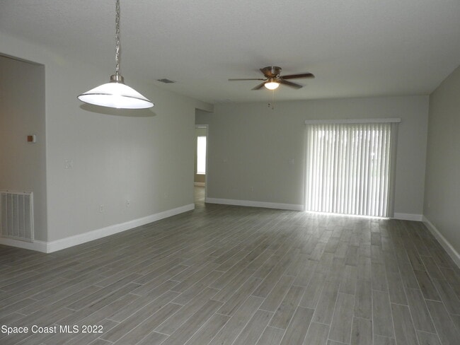 Building Photo - 583 Hollow Glen Dr