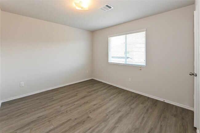 Building Photo - 8614 Doris Oaks Cir