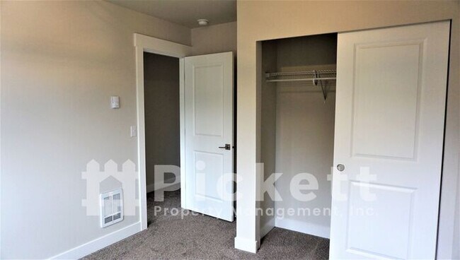 Building Photo - 3 Bedroom East Bremerton Home Near Lions Park