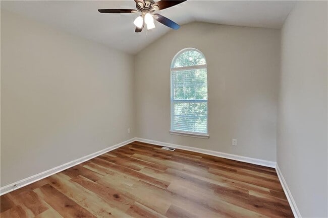 Building Photo - 1020 Sycamore Summit