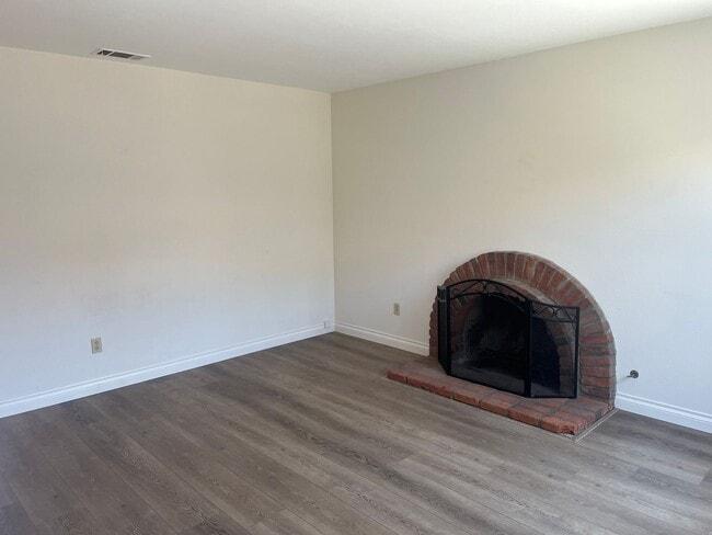 Building Photo - 2+bd/1ba Single Story Duplex Minutes Drive...