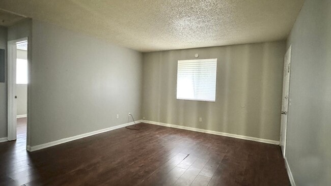 Building Photo - Second floor 2/1 Available for Move in! Affordable and Conveniently Located!