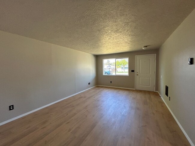 Building Photo - Remodeled 3 Bedroom / 1 Bathroom House on ...