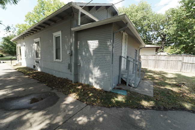 Building Photo - 124 S Clarence St