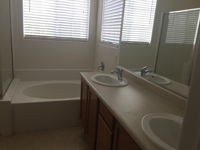 Building Photo - IMPECCABLE 2-STORY IN FANTASTIC NEIGHBORHOOD!