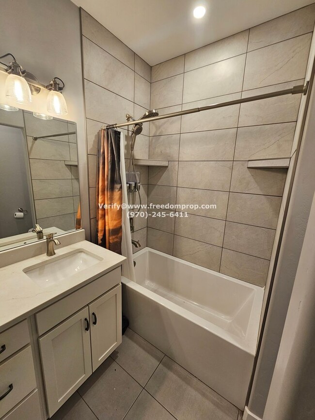Building Photo - Beautiful Furnished 2bed 2.5 bath Townhome...