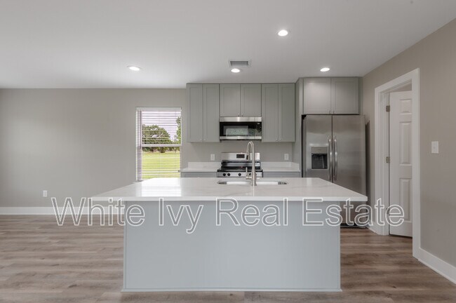 Building Photo - 250 N Shady Oaks Dr