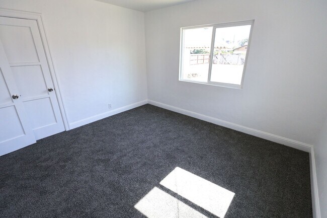 Building Photo - Updated and Stunning 2 Bedroom 1 Bathroom ...