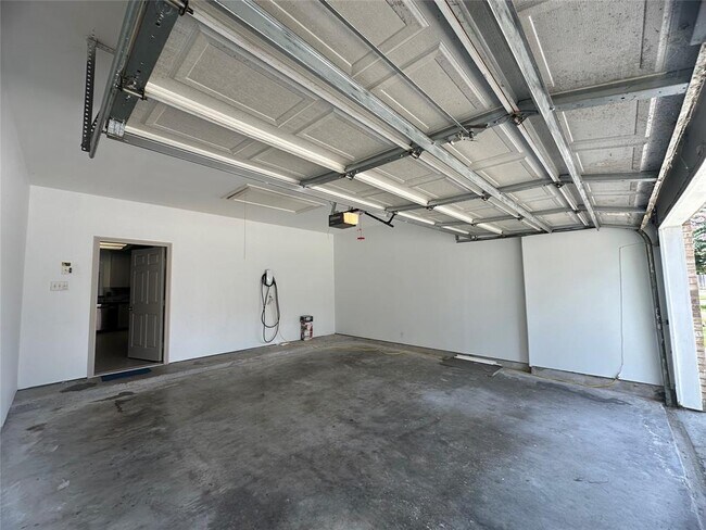 Building Photo - 2027 Marchwood Manor Dr