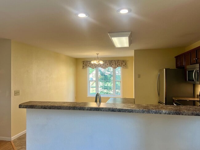 Building Photo - One- level 3bedroom /2bath  living with 2 ...