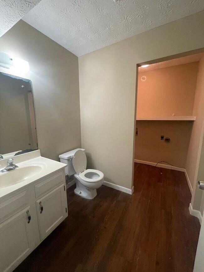 Building Photo - 3 bed, 2.5 bath, 2 car garage split foyer home in West Knoxville