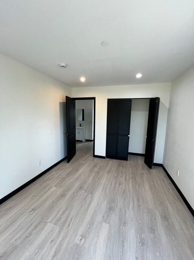 Building Photo - Beatiful and spacious Rental in Montebello...