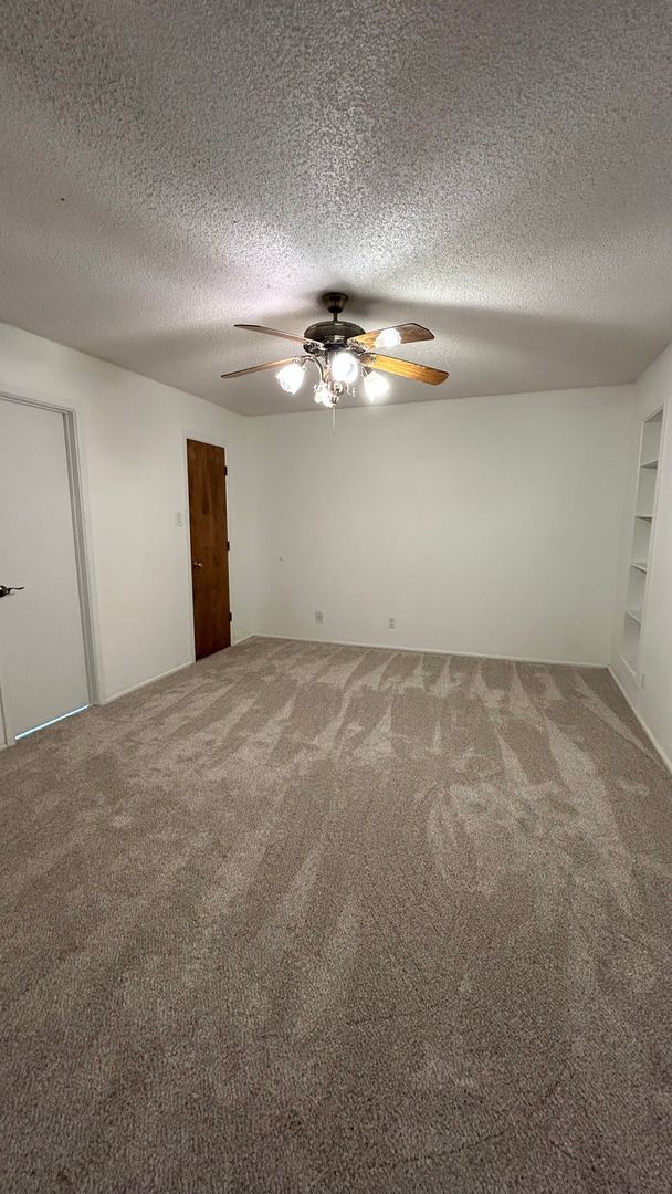 Building Photo - Large Family Home in Country Club North