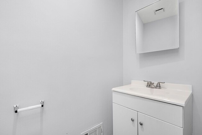 Building Photo - 2 Bedroom Rental In McElderry Park Vouchers Accepted and Poor Credit Considered