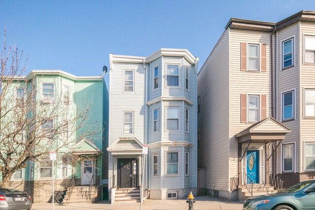 Building Photo - 217 Bennington St