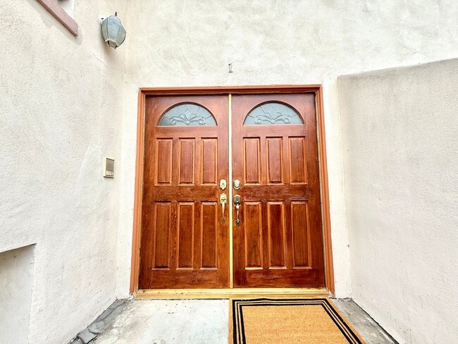 Building Photo - Cozy Renovated Townhome in Gardena!