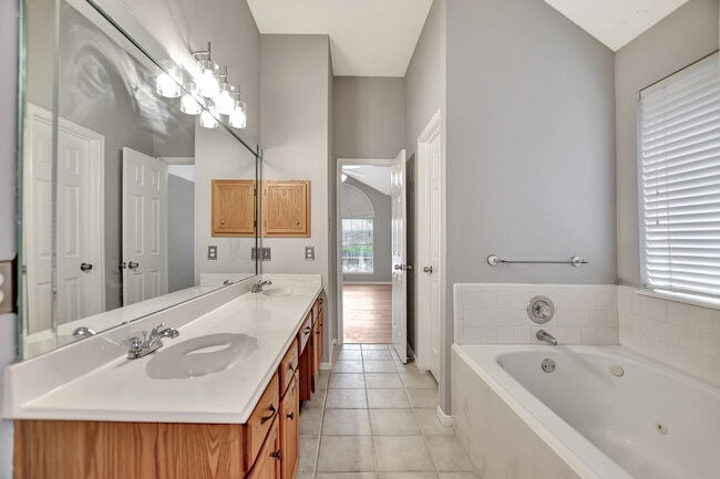 Building Photo - 15118 Red Cedar Cove Ln