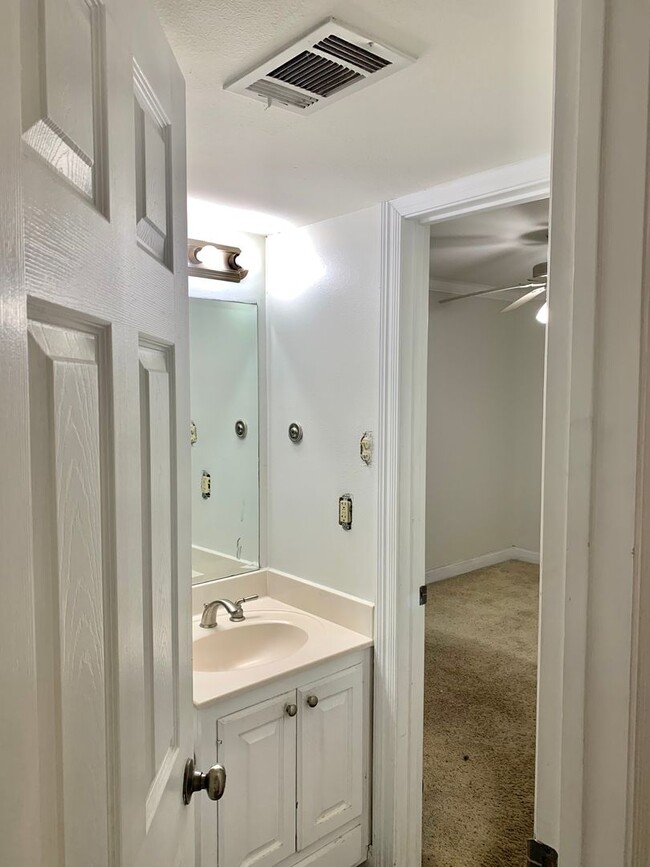 Building Photo - Downtown living... easy access to LSU & SU