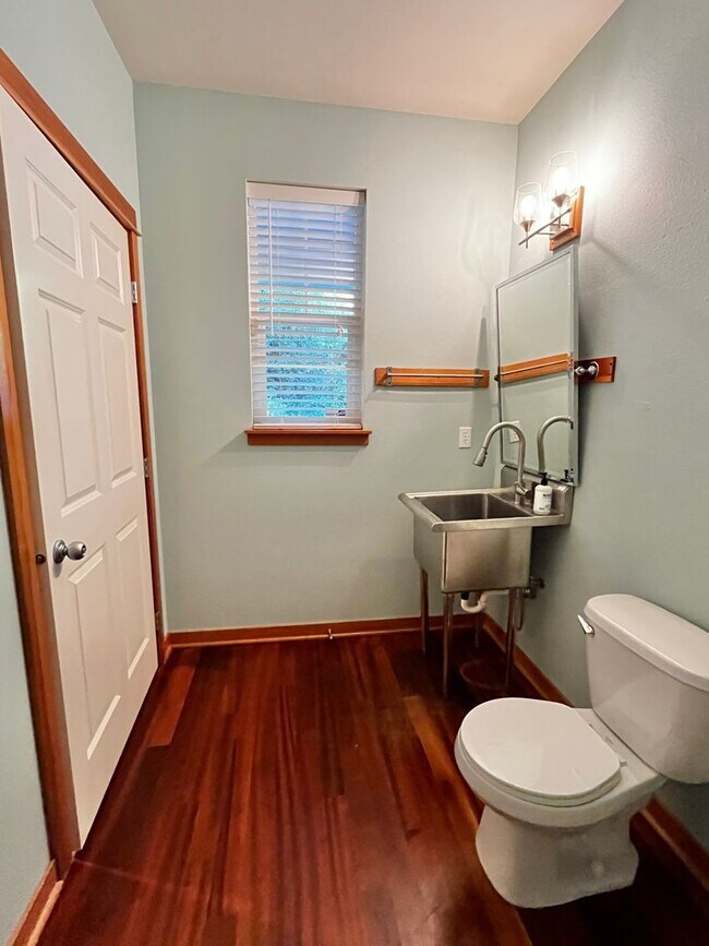 Building Photo - Beautiful 4 Bedroom Bainbridge Home Close ...