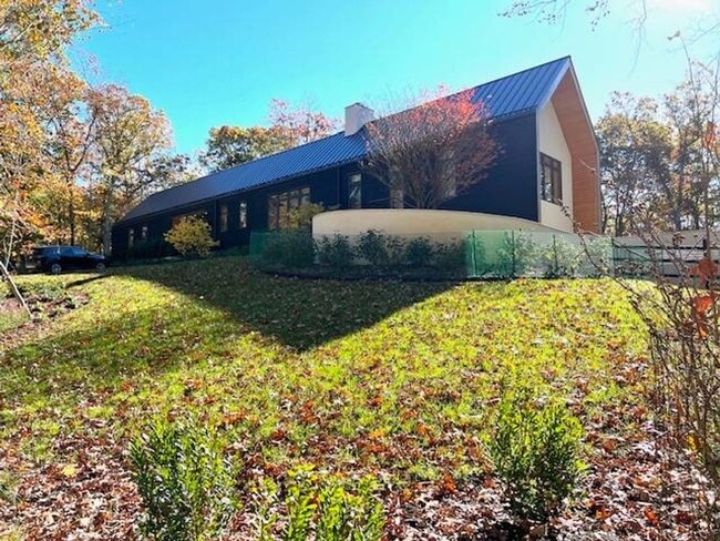 Building Photo - 9 Willow Pond Rd