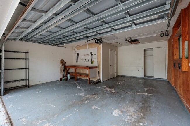 Building Photo - Charming single-family home nestled in des...