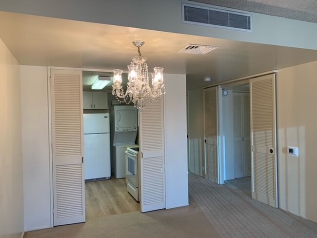 Building Photo - Harbor Square Condo - 1 bedroom, 1 bath un...