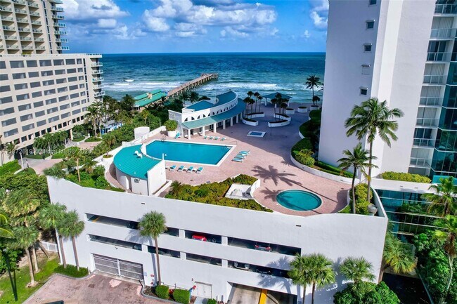 Building Photo - 16485 Collins Ave