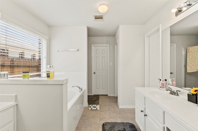 Building Photo - 427 Pinewood Ridge Dr