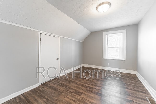 Building Photo - 1011 E Legrande Ave