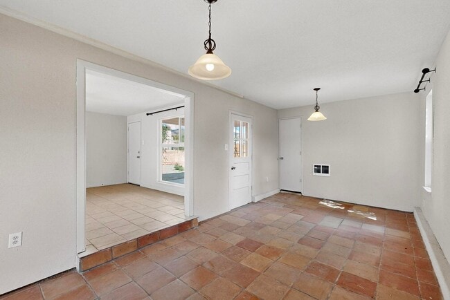 Building Photo - NE 3 bedroom 1 bath 1348/sf