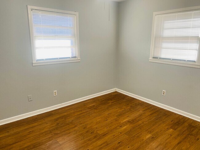 Building Photo - 3 bed 2 bath 2 car garage! Self Showing