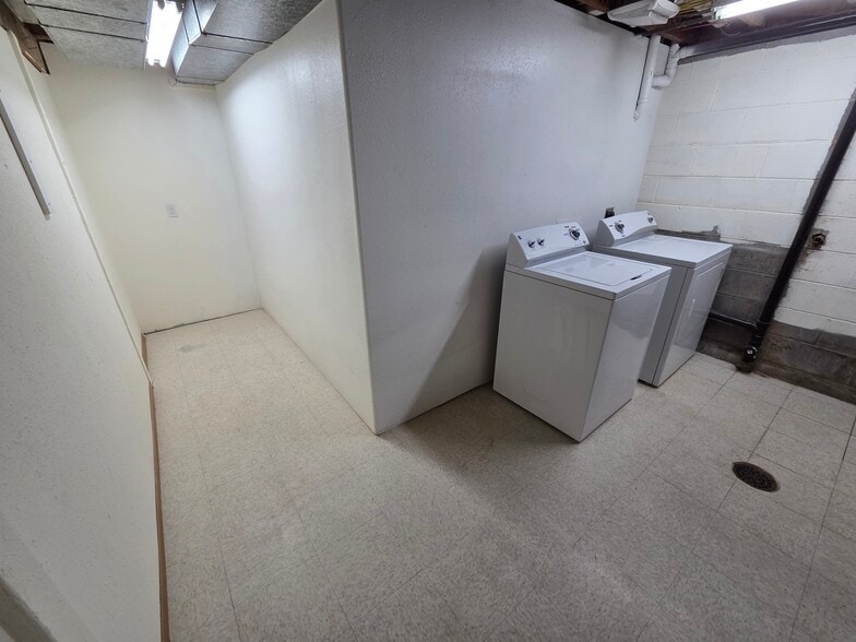 Laundry + Storage - 214 E 6Th Ave