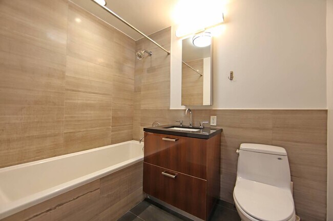 Building Photo - 560 Carroll St