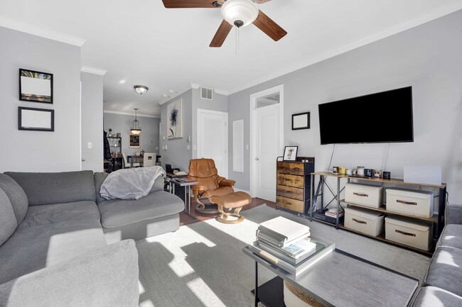 Building Photo - 1608 W Byron St