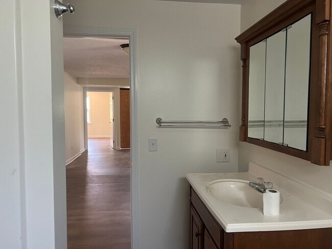 Building Photo - Very Nice 4 bedroom near Tri Cities Airpor...