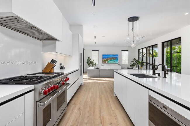 Building Photo - 895 NE 76th St