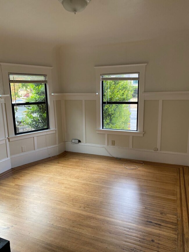 Building Photo - 752 55th St