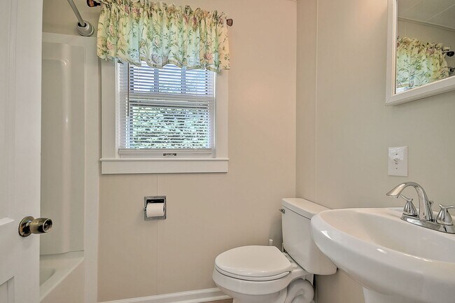 Building Photo - 2 Bedrooms / 1 Bath Home - Kingsport TN
